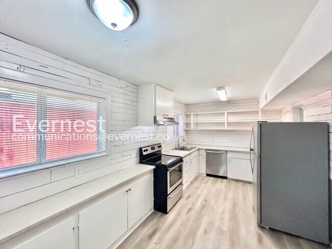 Foto del edificio - Spacious 4 Bed, 2 Bath Home with Fenced Yard & Carport / Available Now!