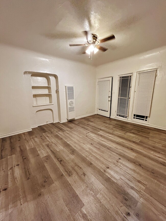 Building Photo - 808 N Poinsettia Pl