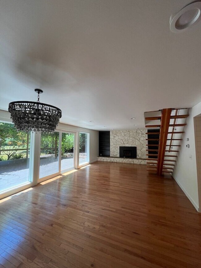 Building Photo - Spacious Country Home on Nearly 2 Acres!
