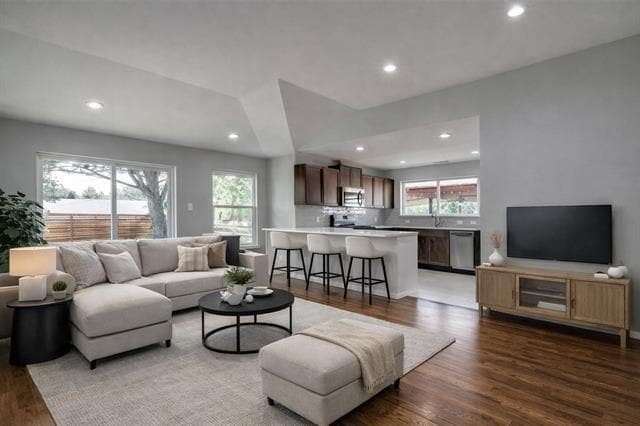 Foto del edificio - 9036 Clearwater Dr