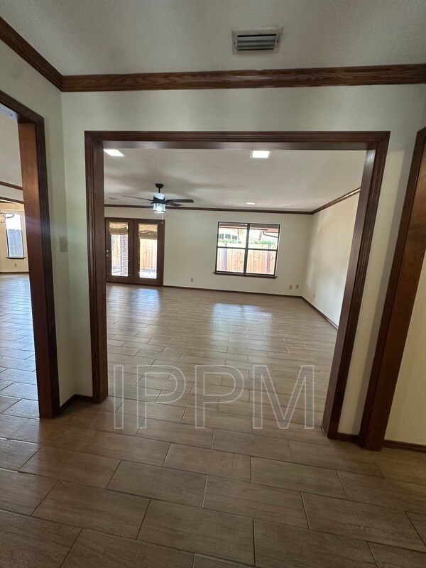 Building Photo - 125 El Cielo Cir
