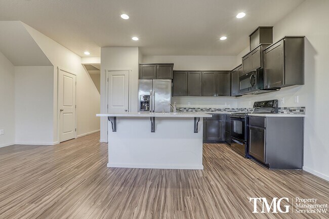 Foto del edificio - Gorgeous 3BD Townhome in Fantastic Hazel Dell Location!  Don't miss out!