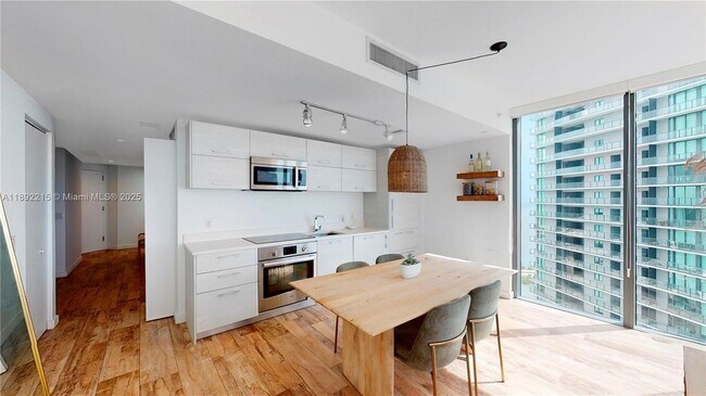 Foto del edificio - 650 NE 32nd St