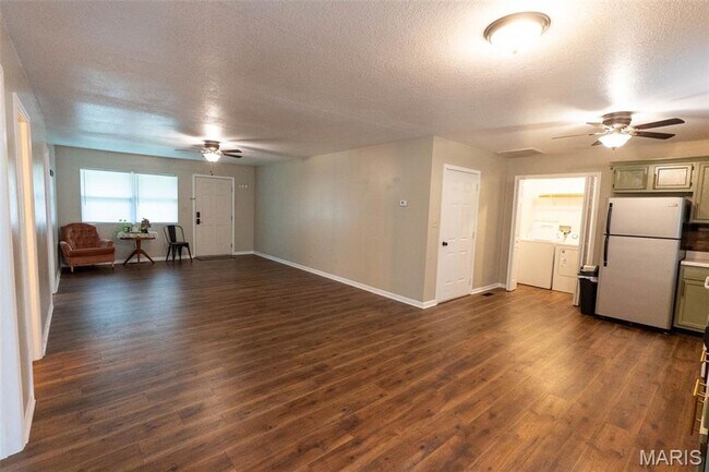 Foto del edificio - 2 bedroom, 1 bath duplex (left unit)