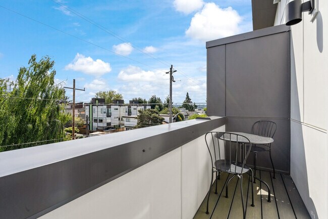 Foto del edificio - 6405B 22nd Ave NW
