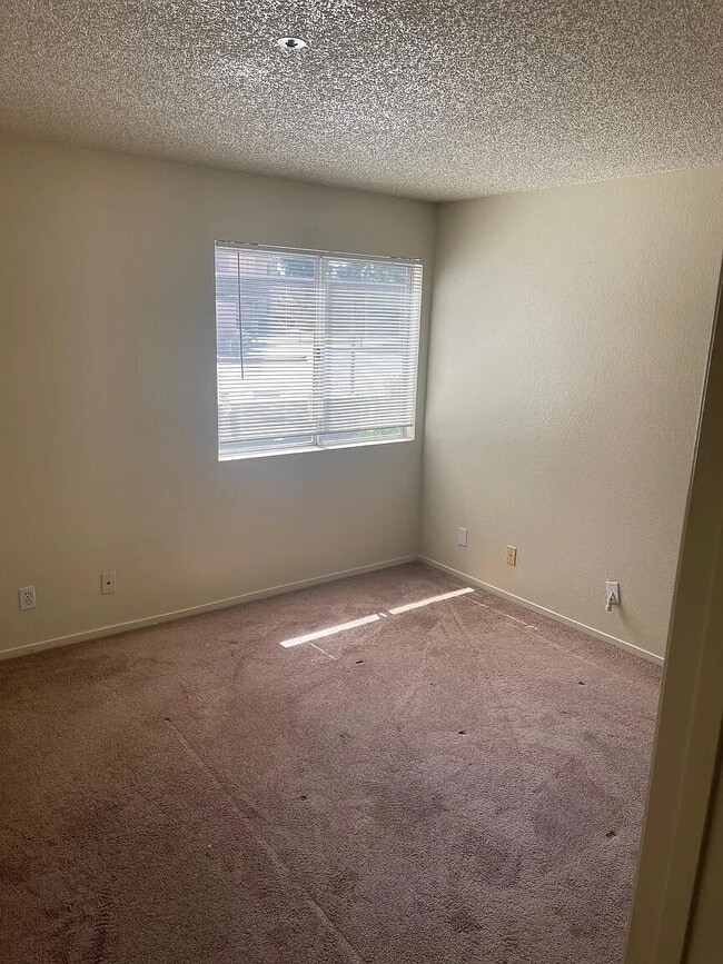 Building Photo - Condo in Las Palmas community
