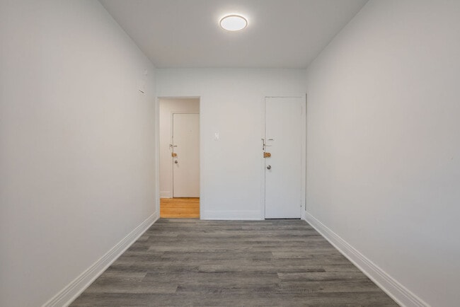 Building Photo - 4840 Boul Édouard-Montpetit