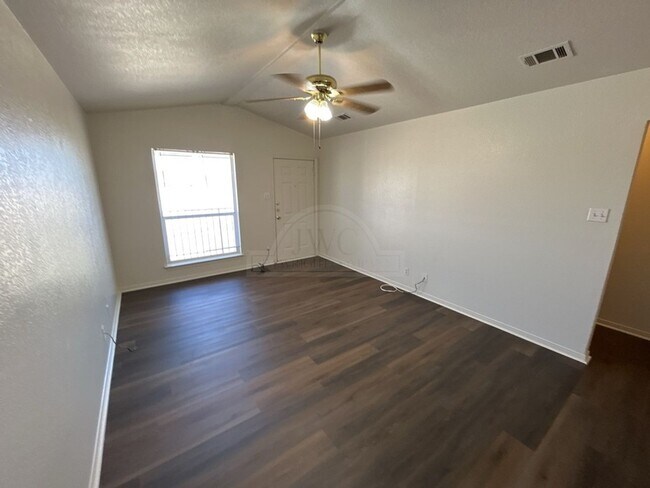 Foto del edificio - 1009 Industrial Ave