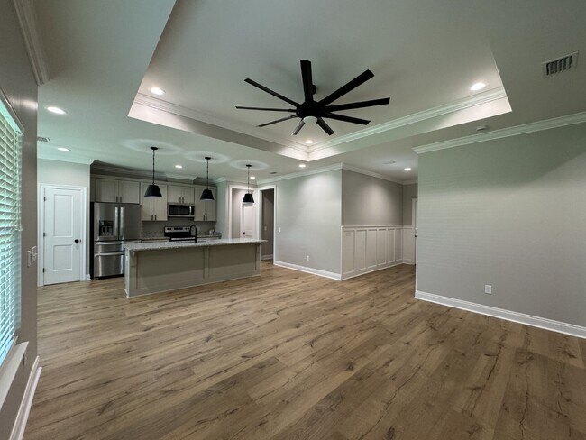 Foto del edificio - "Charming 4 Bed, 2 Bath Home with Granite ...