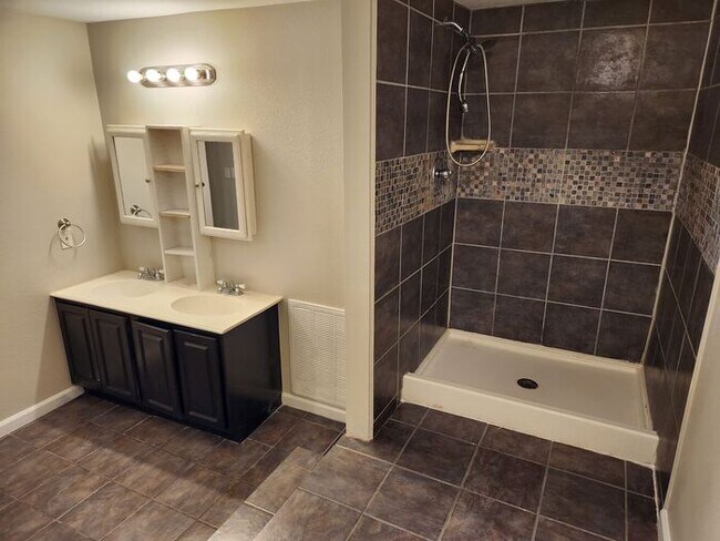 Building Photo - JULY MOVE IN SPECIAL: FREE 1st month w/18-...