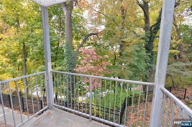 Foto del edificio - 20-30-30 Ridge Rd