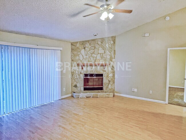 Foto del edificio - 7901 Winterwood Cir N