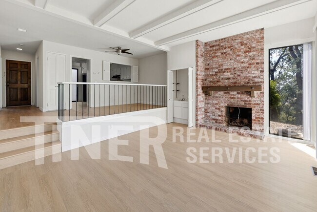 Foto del edificio - 8708 Bluff Ln