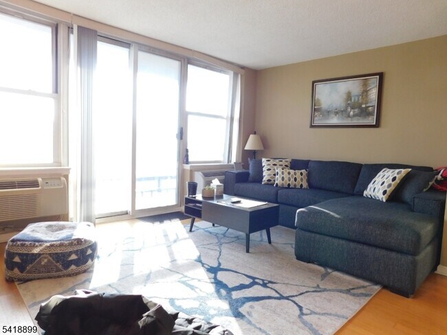 Foto del edificio - 300 Main St