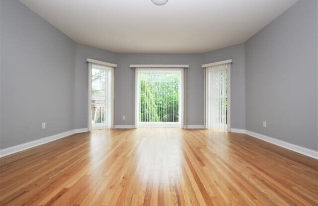 Building Photo - 6240 N Sacramento Ave