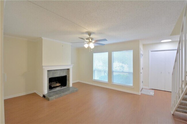 Building Photo - 6910 Hart Ln