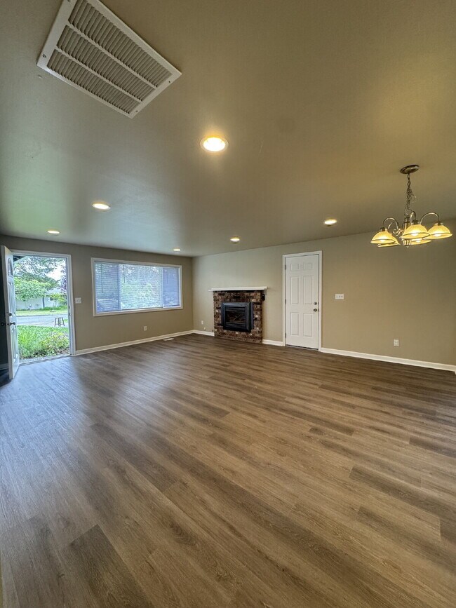 Foto del edificio - Kirkland Rambler with Central A/C!