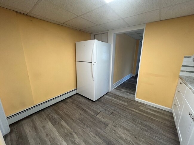 Building Photo - 568 S Main St