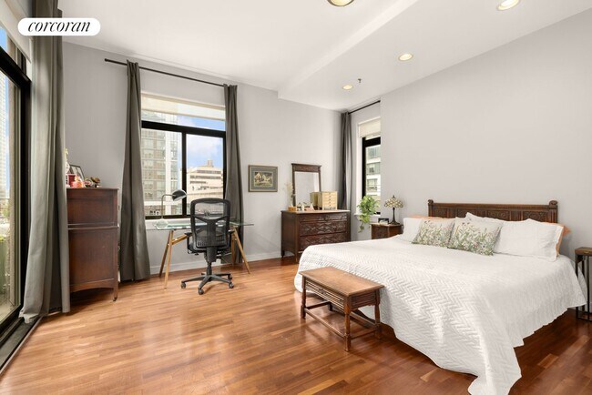 Building Photo - 552 W 43rd St