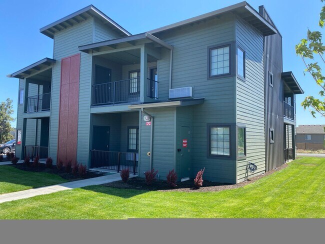 Building Photo - Beautiful Lava Ct. Apartment in Redmond!