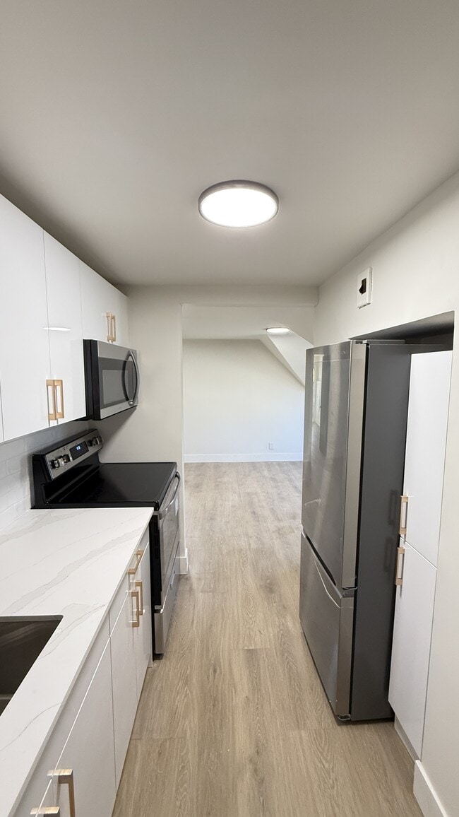 Building Photo - 4587-4587 Ryerson Crescent