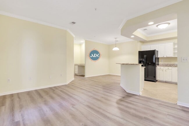 Building Photo - Luxurious Two-Bedroom Condo at Summer Hous...