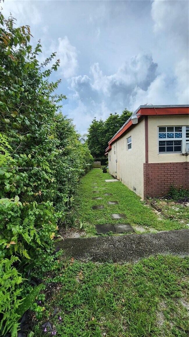 Foto del edificio - 1030 NW 106th St