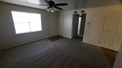 Building Photo - 107 Garden Trail