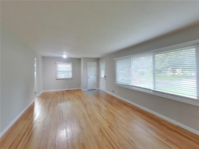 Foto del edificio - 741 68th Ave NE