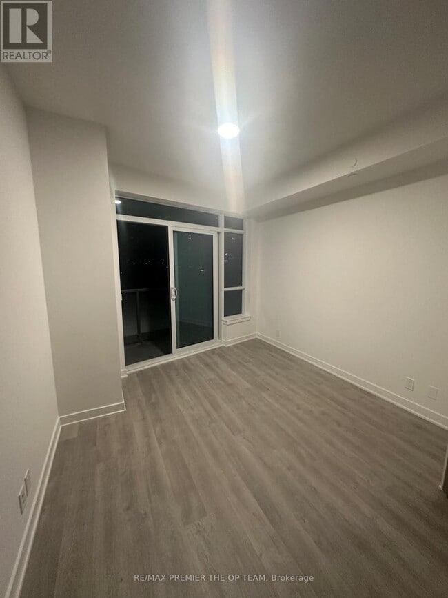 Photo du bâtiment - 30 Upper Mall Wy