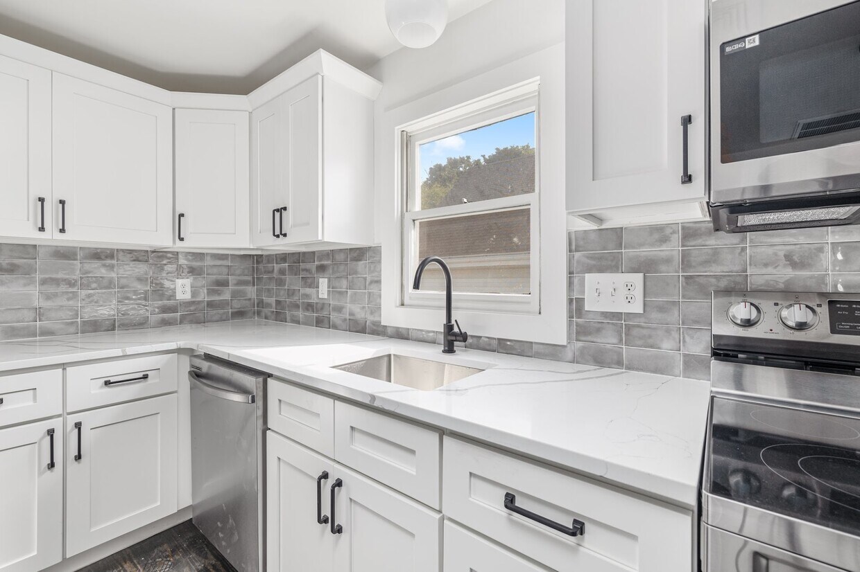 403 Morris Ave Unit 2, Providence, RI 02906 Room for Rent in