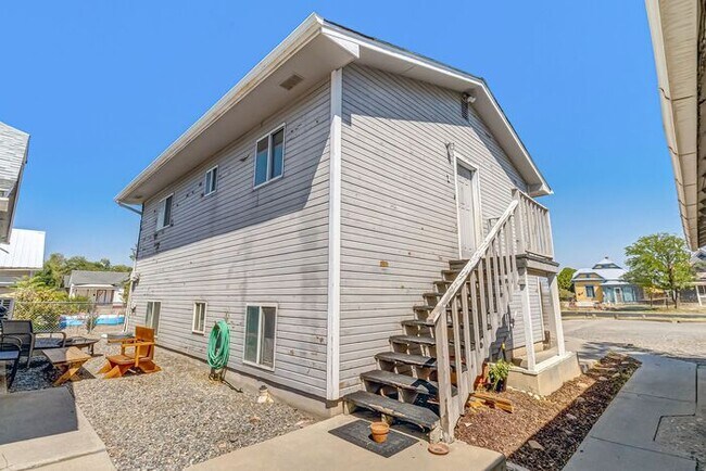 Foto del edificio - Charming Downtown 2-Bedroom Upstairs Apartment with Off-Street Parking