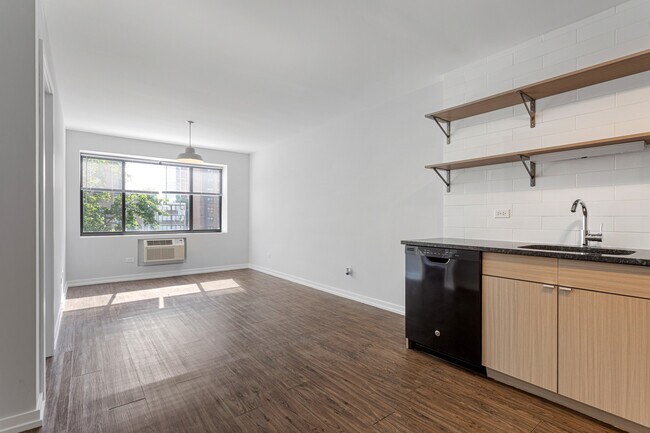 Foto del edificio - 6134 N Kenmore Ave