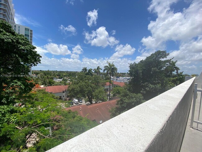 Foto del edificio - 1861 NW S River Dr