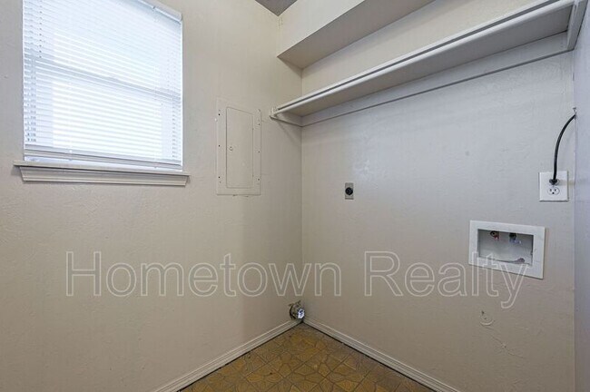 Building Photo - 1043 S Sara Rd