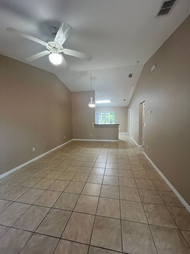 Building Photo - Charming 3 bedroom, 2 bathroom dulplex loc...
