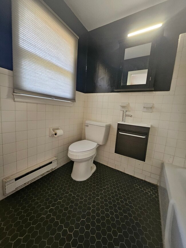 Building Photo - Evelyn