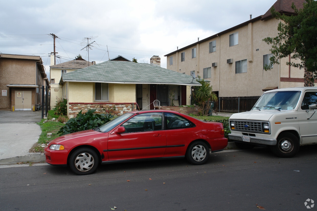 Building Photo - 1517 E Maple St