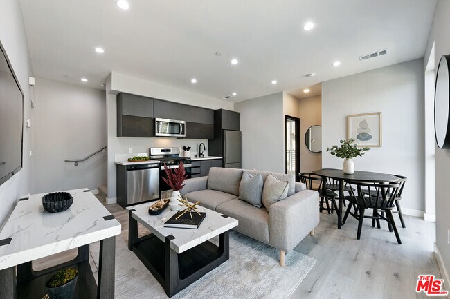 Foto del edificio - 15106 Roxford St