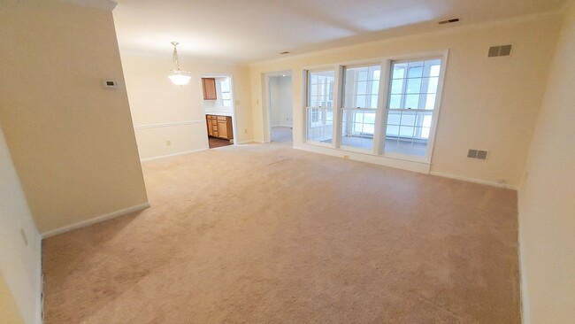 Building Photo - Big and Beautiful 2 Bedroom, 2 Full Bathro...