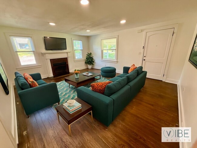 Foto del edificio - 3 Bedroom 2 Bath Madison Charmer $1900/Mo