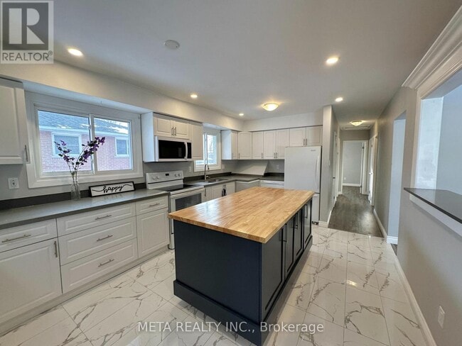 Building Photo - 1398 Lakefield St