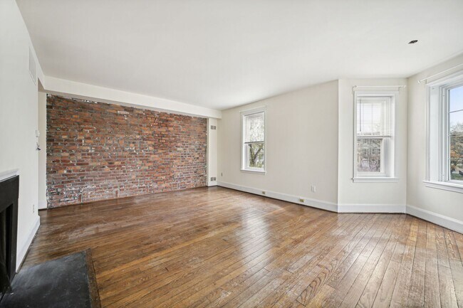 Building Photo - 2 bed // 1 bath Close to Capitol Hill & Th...