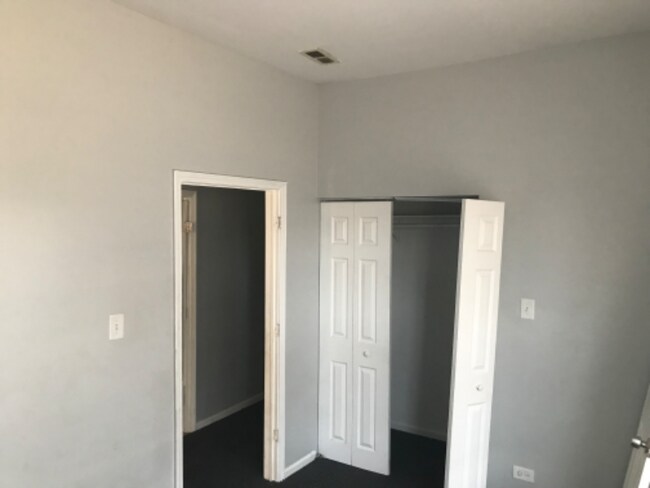 Building Photo - 5253 S Prairie Ave