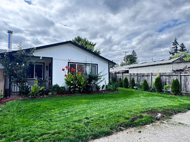 Building Photo - 505 S Chehalem St