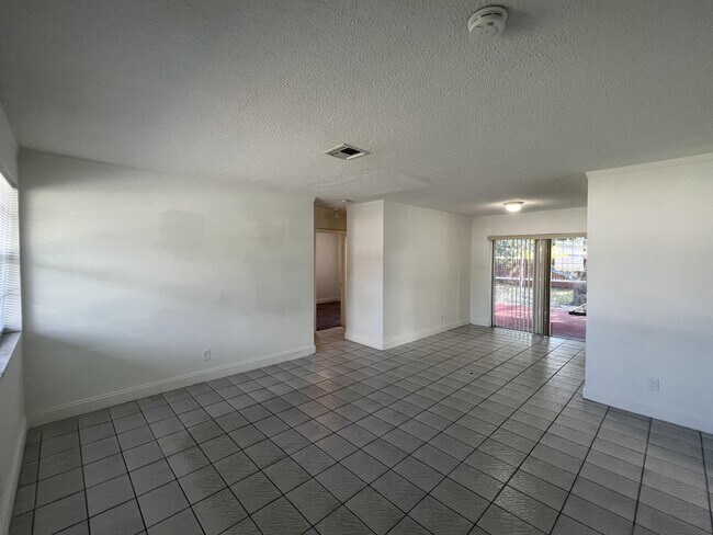Foto del edificio - 6120 SW 22nd Ct