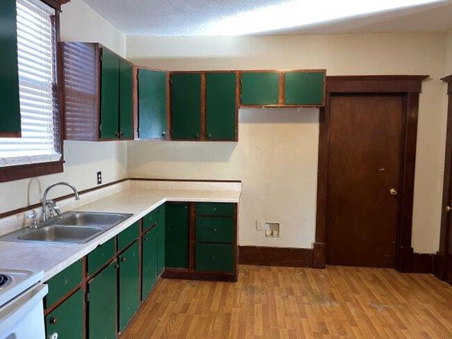Building Photo - 3 bed 1 bath, country character and historic charm, Large shop, upstairs bonus room ,lots of uniq...
