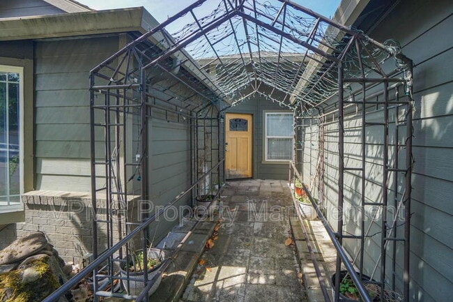 Building Photo - 16404 NE 67th St