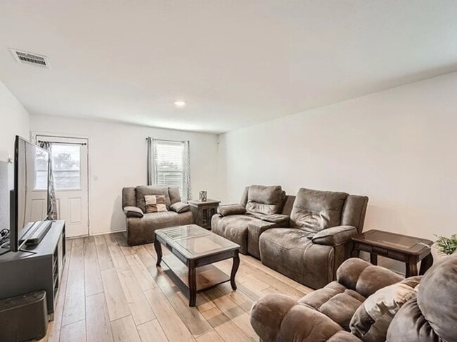 Building Photo - 3 bed 2 bath house with a fenced in backyard