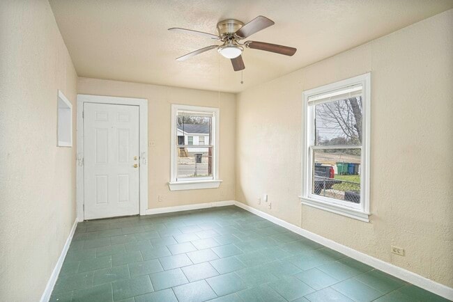 Photo - 934 Poinsettia St Apartment